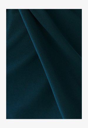 Tumman teal-värinen kangas, jossa on sileä pinta ja herkät laskokset, jotka luovat syvyyttä ja ulottuvuutta. Suunnittelussa korostuu pehmeä roikkuminen.