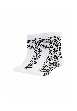 Vier weiße Crew-Socken mit schwarzem Leopardenmuster nebeneinander auf weißem Hintergrund angeordnet.