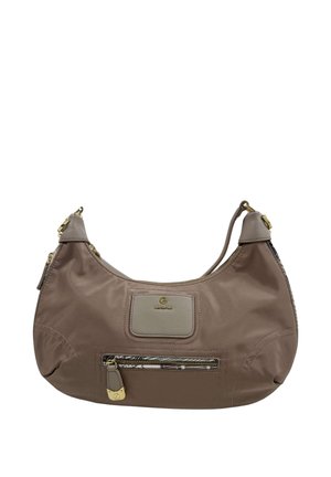 Borsa a mano marrone a forma di mezzaluna con cerniera dorata, tasca frontale, piccolo logo del marchio su una toppa cucita e tracolla corta su sfondo bianco.