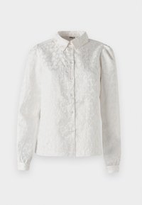 Chemise blanche à manches longues avec un motif texturé de cœurs en relief, un devant à boutons et un col classique. Le tissu semble lisse et légèrement brillant.