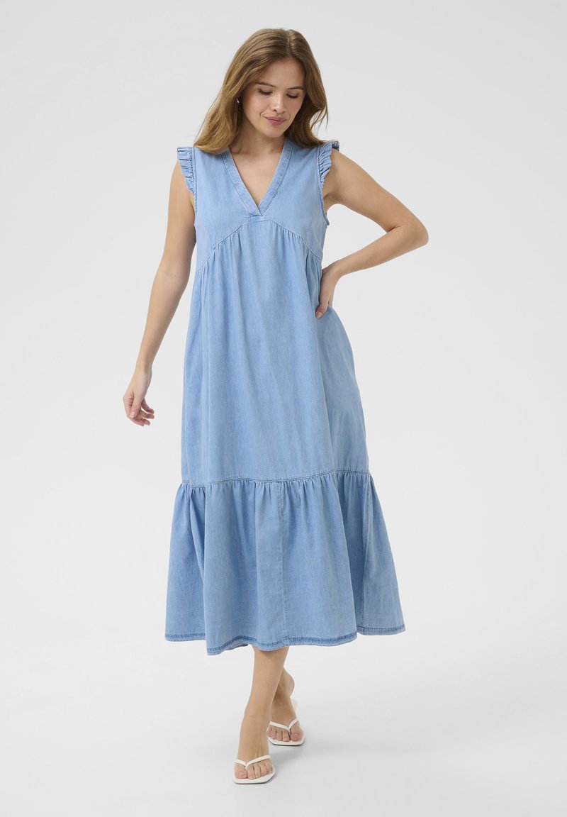 Gaiši zilas džinsa maxi kleita ar V veida kakla izgriezumu, volānu piedurknēm un pakāpenisku apakšējo malu, piedāvā brīvu piegriezumu un maigu tekstūru.