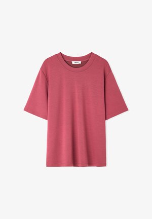 Kurzärmeliges T-Shirt mit Rundhalsausschnitt in gedämpftem Rosaton und lockerer Passform, vor weißem Hintergrund dargestellt.