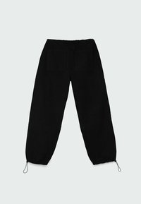 Pantalones negros con una cintura elástica, dos bolsillos traseros y cordones en los tobillos. La tela parece suave y ligera.