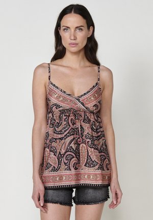 Top de patrón paisley en negro y rosa con tirantes finos, escote en V profundo y cintura ajustada. Presenta una tela texturizada y un borde decorativo en el dobladillo.