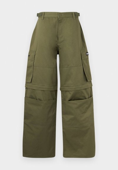 Χακί cargo παντελόνι με αποσπώμενα κάτω μέρη, πλαϊνές τσέπες με καπάκι, θηλιές για ζώνη και εμπρόσθιο κούμπωμα με κουμπιά.