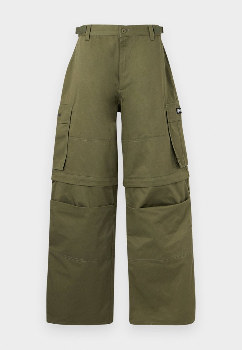 Pantaloni cargo verde oliva con gambe inferiori staccabili, tasche a patta laterali, passanti per cintura e chiusura frontale con bottoni.