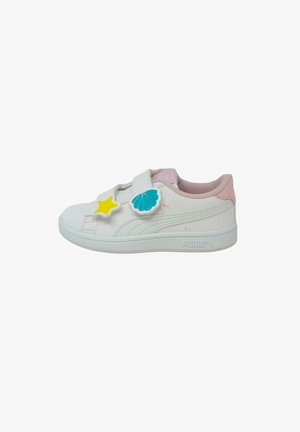 Białe sneakersy z różowymi akcentami i zapięciem na rzepy, z żółtą gwiazdką i niebieskim muszelką na wzorze. Gładka skórzana tekstura, płaska podeszwa.