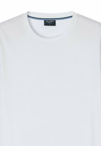 Weißes T-Shirt aus Baumwolle mit rundem Halsausschnitt. Das Innere des Kragens hat eine blaue und weiße gestreifte Akzentuierung. Markenlabel: OLYMP CASUAL, Größe L.