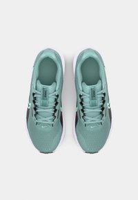 Sneaker mit einem Obermaterial aus Netzgewebe in hellem Türkis, schwarzen Akzenten und einer weißen Sohle. Verfügt über komplizierte Schnürungen und Branding auf der Zunge.