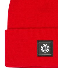 Gorro de lana rojo con puño doblado, que presenta un parche cuadrado negro con un logotipo blanco. El material parece suave y de peso medio.