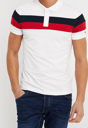 Polo pour homme blanc avec rayures horizontales rouges et bleu marine sur la poitrine. Manches courtes, col, tissu en coton lisse.