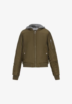 Oliven grøn bomberjakke med grå hætte, frontlukkebeslag, sidelommer og ribbede manchetter. Har teksturerede ærmer med syningsdetaljer.