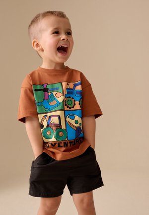Next, REGULAR FIT - SHORT SLEEVE GRAPHIC T-SHIRT  . - T-shirt print - rust brown vehicles