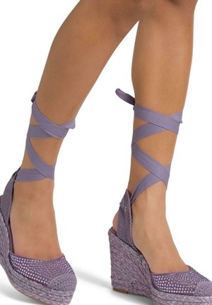Espadrillas viola a forma di cuneo con texture intrecciata, dettagli in strass sulla punta e nastri incrociati attorno alla caviglia.