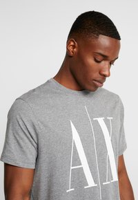 Armani Exchange Tričko s potlačou - grey