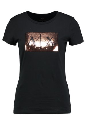 Fekete póló, puha anyagból készült, rózsaarany flitteres mintával a középen "AIX" felirattal. Rövid ujjú.