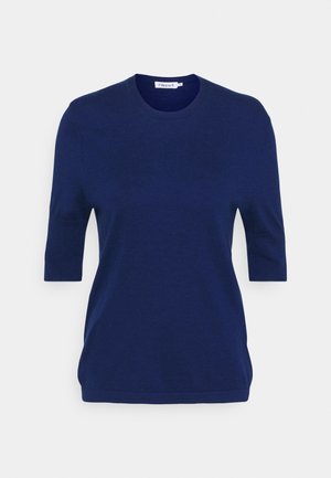 Marineblaues kurzärmeliges Strickoberteil mit Rundhalsausschnitt und sichtbarem Markenlabel im Kragen.