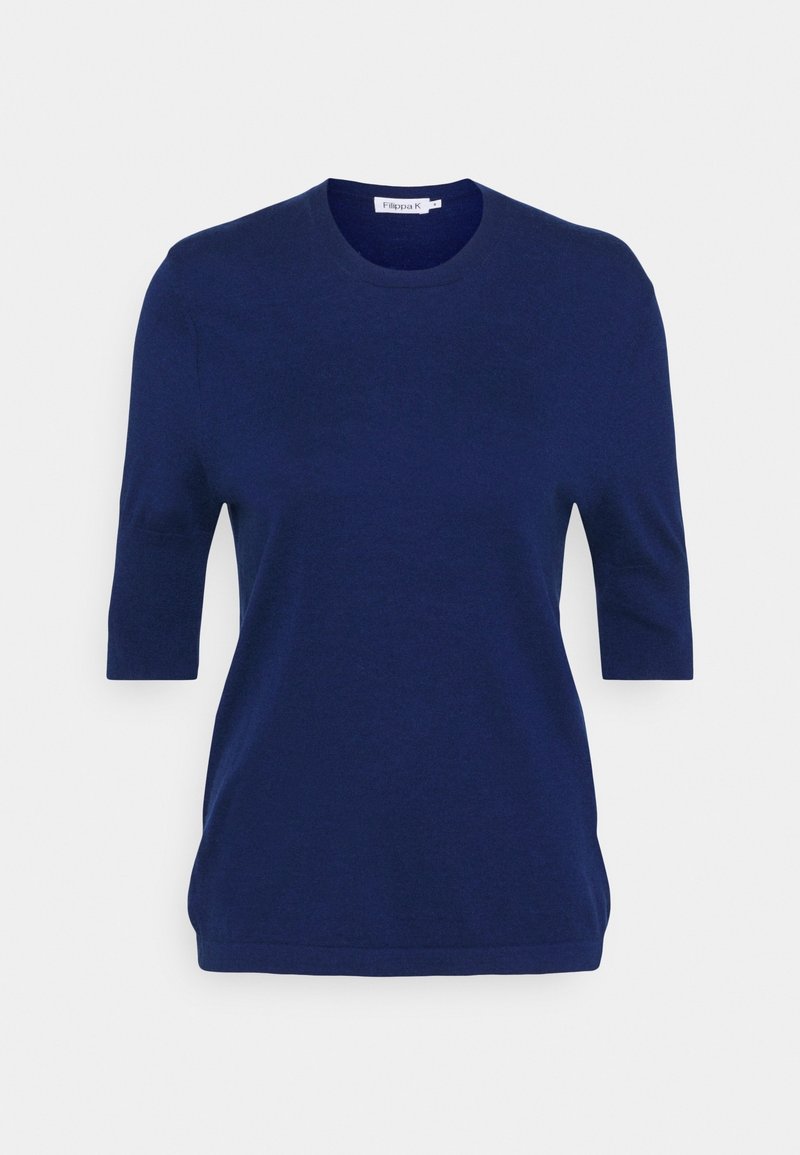 Haut en maille bleu marine à manches courtes, col rond et étiquette de marque visible à l'intérieur du col.