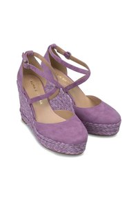 Sandalias de cuña de ante morado con tiras de tobillo entrelazadas y suela de yute trenzado. Diseño de puntera redonda con un acabado suave y texturizado.
