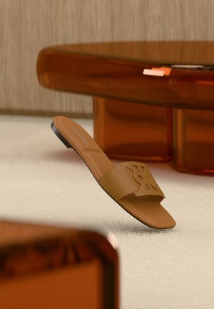 SQUARE FLAT EMBLEM - Mules - cashew