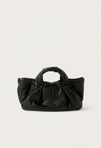 Čierna kožená kabelka s jemnou, zvráskavenou textúrou, s výrazným vyrazeným logom na prednej strane a dvoma krátkymi rukoväťami.