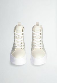 Witte hoge sneakers met een gladde afwerking, glinsterende zilveren accenten aan de zijkanten en witte veters. Dikke witte zool met een ronde neus.