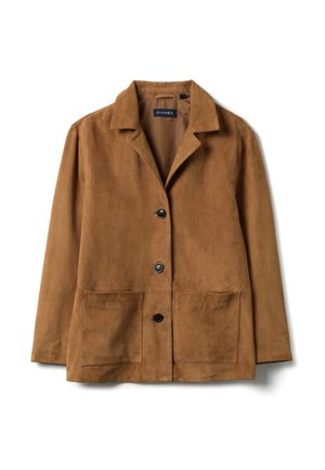 Chaqueta de gamuza marrón con cuello, bolsillos delanteros y cierre de botones. Textura suave y ajuste entallado, diseño minimalista.