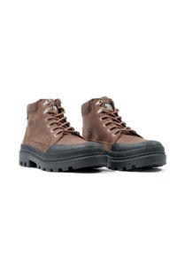 Botas de cuero marrón hasta el tobillo con suelas de goma negra, puntera reforzada, ojales de metal y un logo en parche en el lateral. Acabado texturizado y diseño robusto.