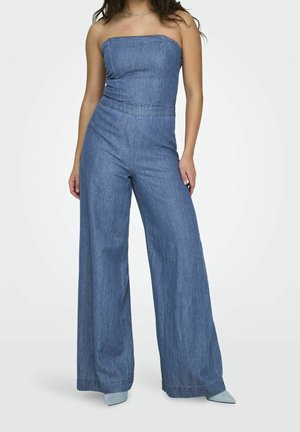 Denim off-the-shoulder jumpsuit med tætsiddende liv, brede ben og en glat overflade. Farve: lys blå. Ingen synlige metaldele.
