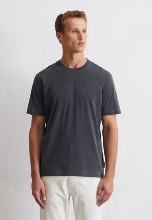 Dunkelgraues Baumwoll-T-Shirt mit Rundhalsausschnitt und kurzen Ärmeln. Hat eine lockere Passform und dezente Nähdetails.