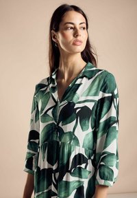 Street One MIDI MIT PRINT - Skjortklänning - grün