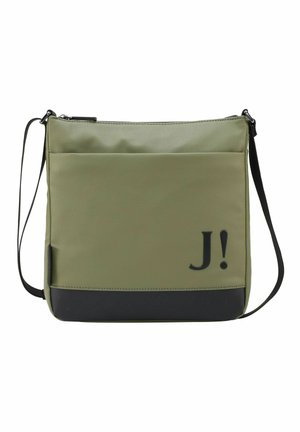 Grüne Stoff-Umhängetasche mit schwarzen Akzenten, ausgestattet mit einem Reißverschluss und einer Vordertasche. Auf der Vorderseite ist das Logo "J!" angebracht.