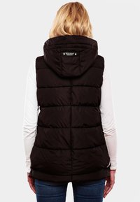 Gilet noir rembourré avec une capuche et un léger éclat, présentant des sections matelassées horizontales. Logo de la marque visible au niveau du col arrière.