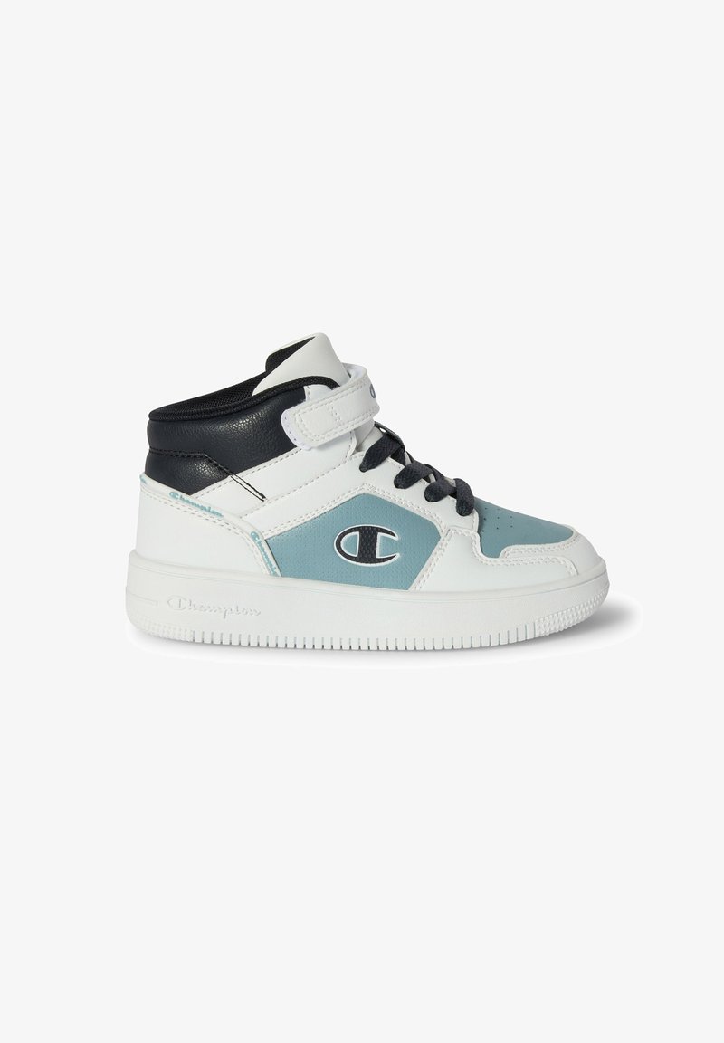 High-Top-Sneaker aus weißem Leder mit hellblauen Akzenten, schwarzer Ferse, runder Zehenpartie, Schnürung vorne und verstellbarem Riemen. Gummisohle.