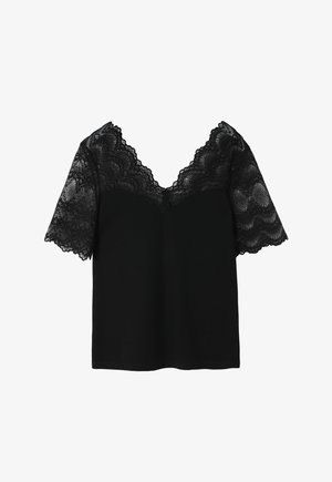 Juodas trumpomis rankovėmis viršus su V formos iškirpte, kuriame yra sudėtingas juodas šilkas aplink iškirptę ir rankoves, bei lygus, vientisas kūnas.