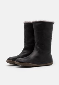 Schwarze Lederstiefel in Knielänge mit einem weichen grauen Faux-Fur-Futter am oberen Rand, ausgestattet mit einer glatten Oberfläche und einer Gummisohle für besseren Halt.