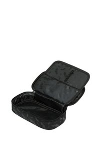 Czarna kamuflażowa torba zapinana na zamek błyskawiczny z przestronnym, gładkim wnętrzem, wyposażona w siatkową kieszeń i elastyczne pętle do organizacji. Wytrzymały materiał.