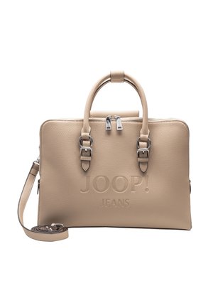 Bolso de mano de cuero beige con dos asas, correa para el hombro desmontable, cremallera plateada y logo en relieve "JOOP! JEANS" en la parte frontal.