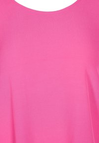 Top rosa a maniche corte realizzato in tessuto morbido e leggero con una texture liscia; presenta un ampio collo, adatto per un abbigliamento casual.