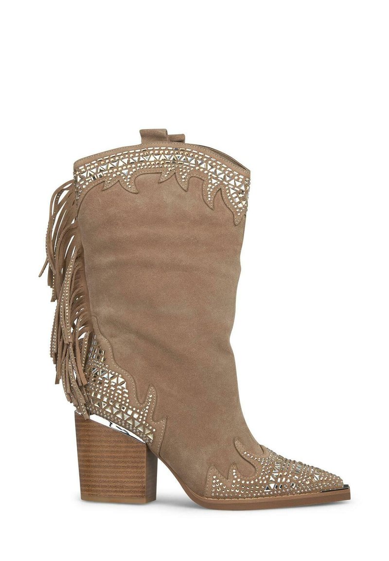 Botte western en daim marron avec un talon épais, des détails en franges et des accents décoratifs cloutés sur le bout et le bord supérieur.