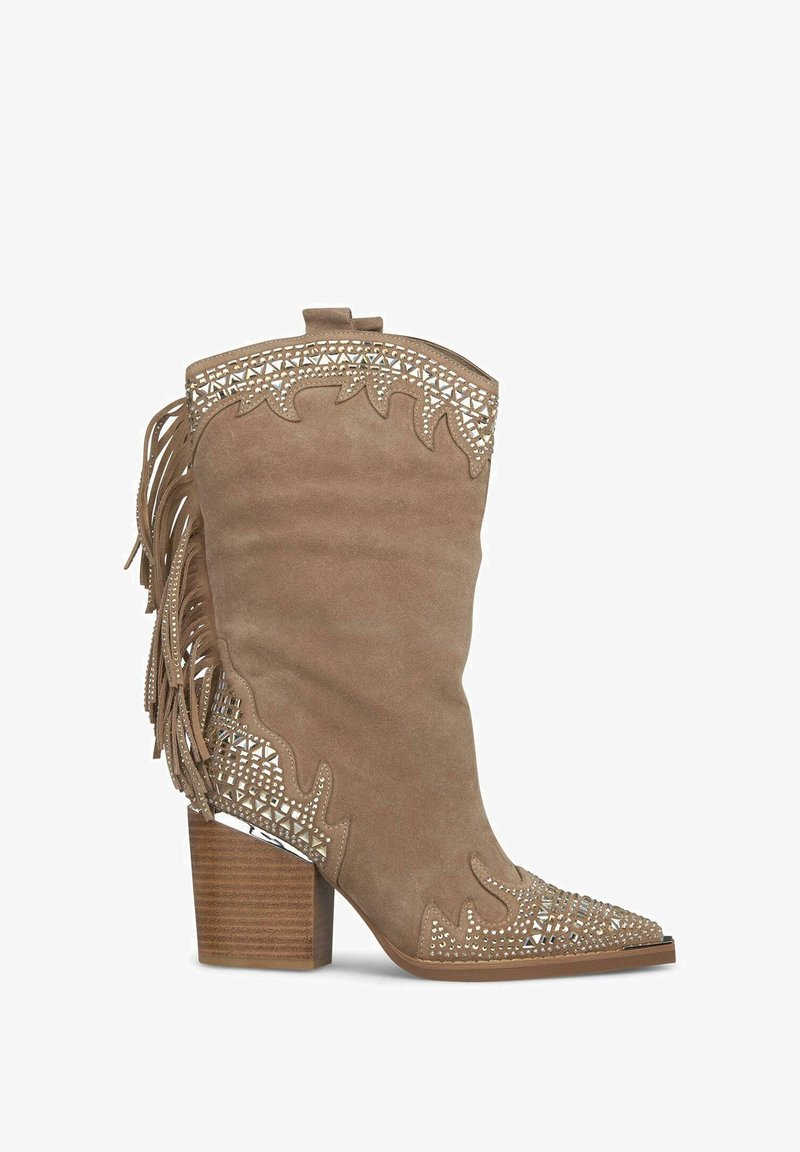 Bota western de ante marrón con un tacón grueso, detalles de flecos y acentos decorativos de remaches en la puntera y el borde superior.