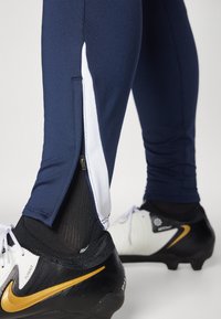 Nike Performance STRIKE PANT - Tepláky - obsidian/white