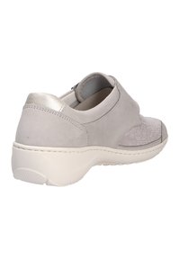 Grau Wildleder Slipper mit einem strukturierten Zehenbereich und metallic Akzent an der Ferse, ausgestattet mit einer gepolsterten Sohle für zusätzlichen Komfort.