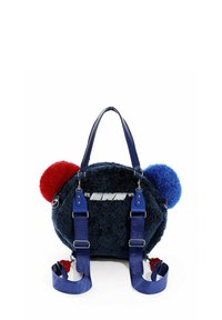 Bolsa redonda hecha de material de felpa en color navy con pompones rojos y azules. Cuenta con una correa de hombro azul y una marca blanca en la parte frontal.