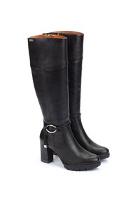 Botas de cuero negro hasta la rodilla con una textura suave, que presentan un acento de herrajes circulares, un tacón cuadrado y costuras detalladas.