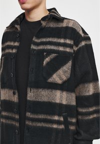 Pegador FLATO HEAVY UNISEX - Užsagstoma palaidinė - black/taupe