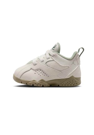 Witte sportieve schoen met lichtgroene accenten, gaasdetails en een gestructureerde rubberen zool. Voorzien van veters, een gevoerde kraag en subtiele branding.
