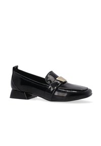 Zwarte gepatineerde leren loafers met een spitse neus, voorzien van een centrale gouden gesp en een unieke hoekige hakontwerp.