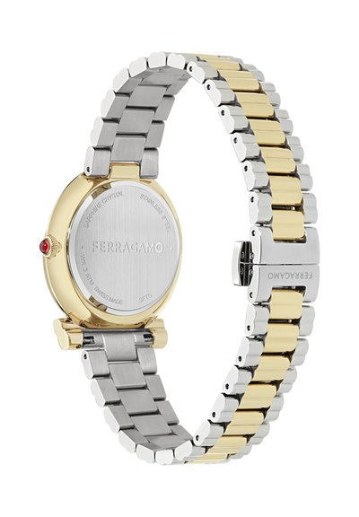 Ura Ferragamo z dvobarvno jekleno zapestnico v srebrni in zlati barvi, okroglo številčnico, safirnim steklom in rdečim poudarkom na kroni.