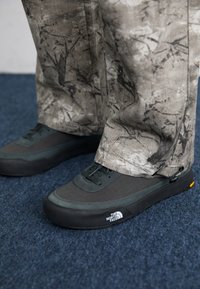 Unselected, asphalt grey/black